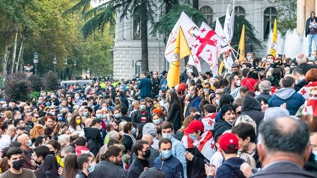 Протести після виборів у Грузії: людей розганяють водометами
