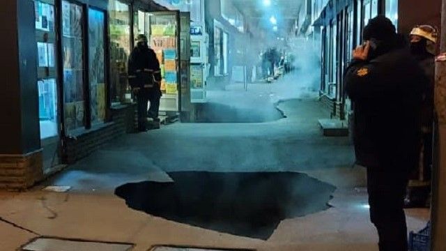 Портал у Пекло: в Харкові на ринку обвалився асфальт