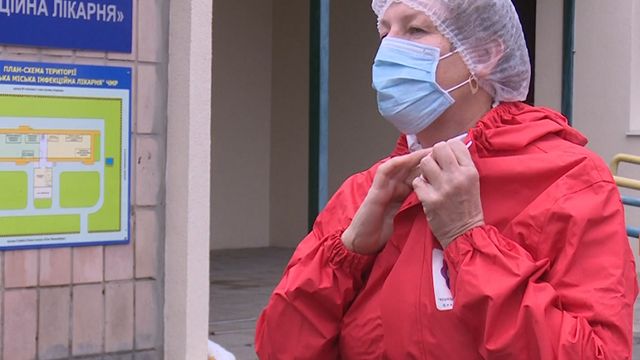 У Черкасах виготовляють медичні костюми з унікальної тканини