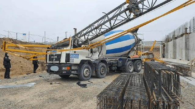 У Дніпрі будівельний кран упав на автомобіль