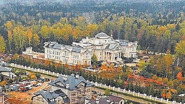Больше Букингемского дворца: журналисты нашли вероятный дворец Путина Більше за Букінгемський палац: журналісти знайшли ймовірний палац Путіна