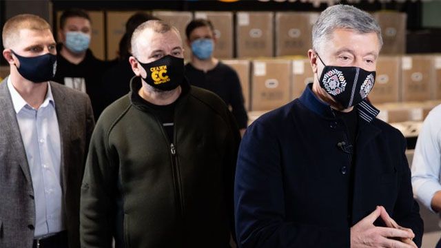 Фонд Порошенка з волонтерами передають у лікарні 50 кисневих концентраторів
