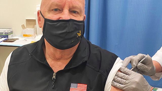 В США конгрессмен заболел Covid-19 после вакцинации В США конгрессмен заболел Covid-19 после вакцинации