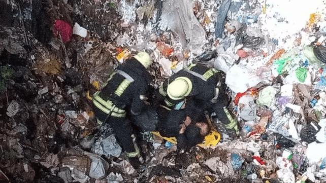 В Киеве мужчина упал в бункер с мусором — спасали бойцы ГСЧС У Києві чоловік впав до бункеру зі сміттям