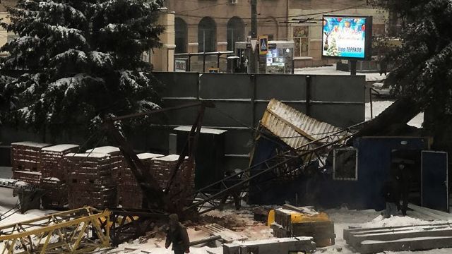 У центрі Харкова будівельний кран впав на вагончик із робітниками