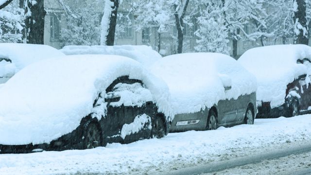 Погода в Україні: які аеропорти зупинилися і де обмежено рух