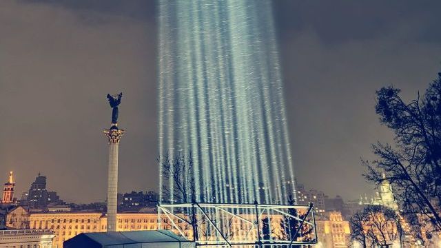 В Киеве зажгли Лучи достоинства в честь Героев Небесной Сотни