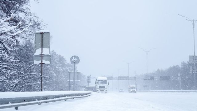 Снігопад скував Київ у заторах – рух на дорогах ускладнений (КАРТА) Снігопад у Києві