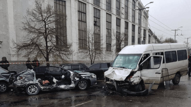 Від авто залишилася груда металу: у Запоріжжі легковик протаранив маршрутку Від авто залишилася груда металу: у Запоріжжі легковик протаранив маршрутку