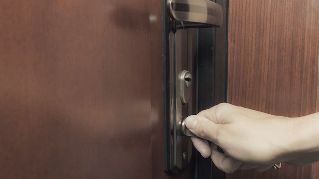 У Маріуполі поліцейський і ріелтор мало не відібрали квартиру у 33-річної жінки