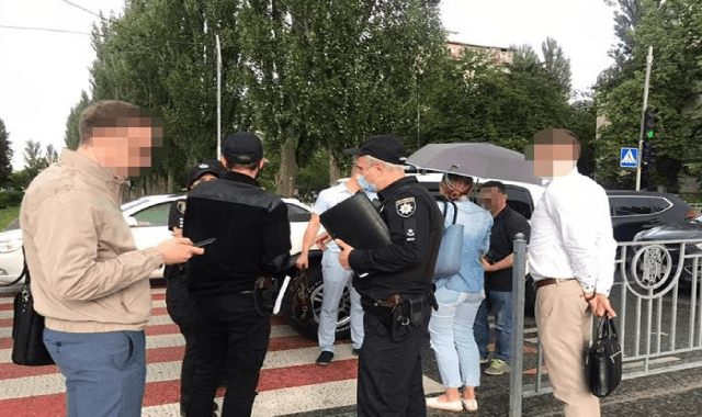У Києві водій легковика порізав чоловіка під час бійки на дорозі