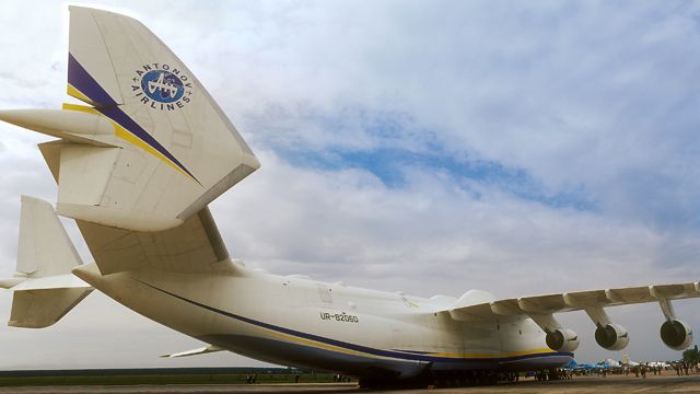 У Великій Британії український літак Ан-225 Мрія під час посадки зніс паркани У Великій Британії український літак Ан-225 Мрія під час посадки зніс паркани