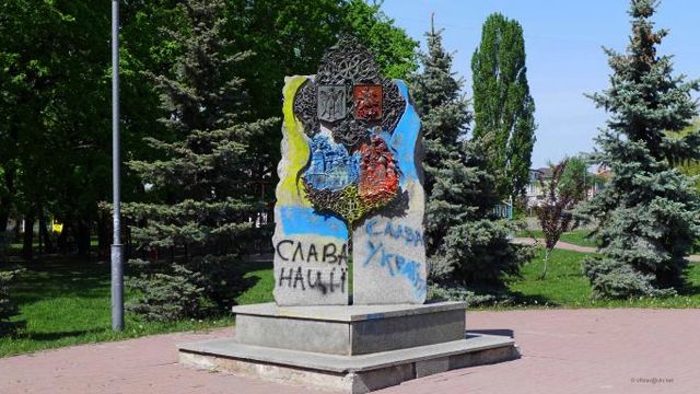 У Києві демонтують пам’ятник про дружбу з Москвою