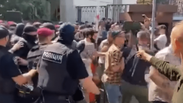 Столкновения под Офисом президента: полиция применила слезоточивый газ, есть задержанные Фото 1 Сутички під Офісом президента — що відомо про протести Фото 1