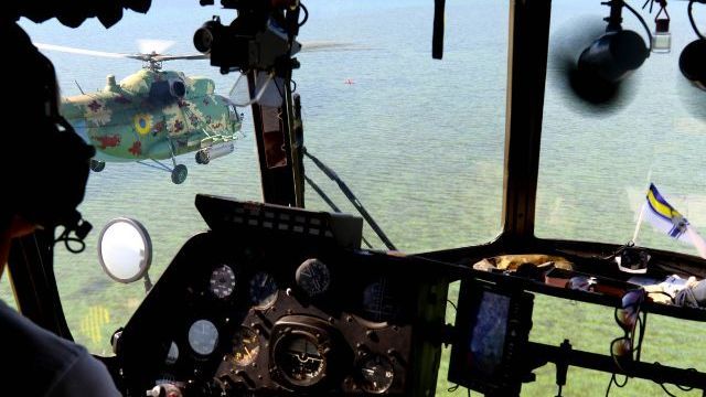 Вертольоти Мі-8 та Мі-14ПЧ: на Херсонщині українські льотчики відпрацьовували бомбометання Фото 2 Міноборони провело українські військові навчання над Чорним морем Фото 2