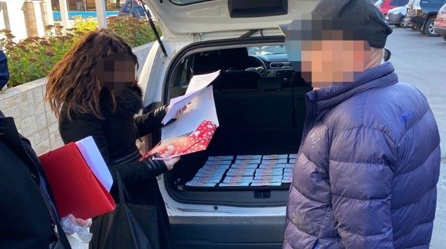 Вимагав гроші від партії: у Донецькій області на хабарі затримали кандидата в депутати Затримання кандидата в депутати в Святогірську