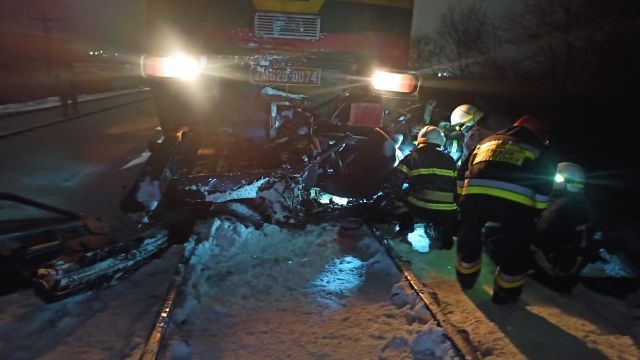 ДТП в селі Угринів Івано-Франківській області: поїзд збив автомобіль