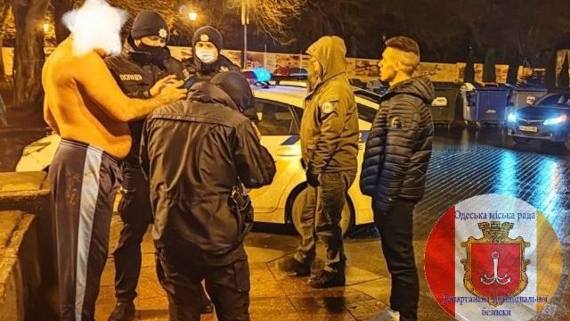 В Одесі на вулиці гуляв напівголий чоловік з рушницею
