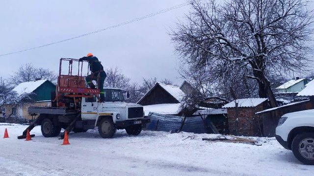 Поселок на сутки остался без света: на Ровенщине легковушка снесла столб электросети Поселок на сутки остался без света: на Ровенщине легковушка снесла столб электросети