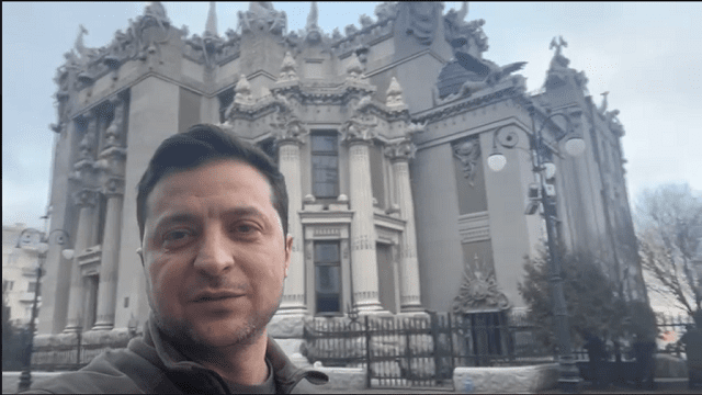 Не вірте фейкам: Зеленський заявив, що зброю не складе