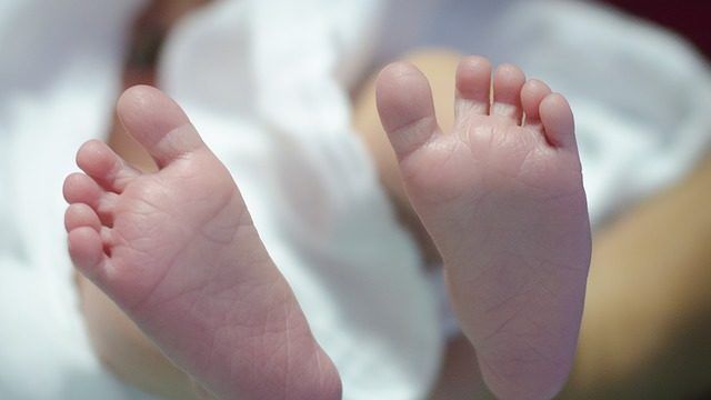 Под взрывы и звуки сирен: за время войны в убежищах и укрытиях Украины родились шестеро детей младенец