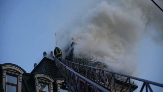 Війна в Україні – у Києві під час обстрілу загорілась покрівля адміністративної будівлі