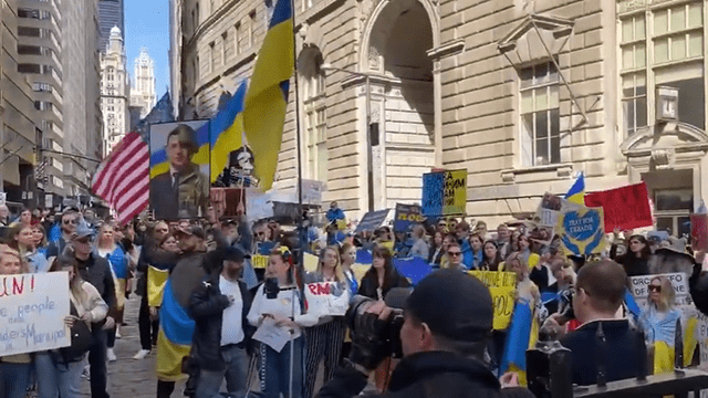 Скандували Азов: у Нью-Йорку провели акцію на підтримку захисників Маріуполя У Нью-Йорку відбулася акція підтримки захисників Маріуполя – відео