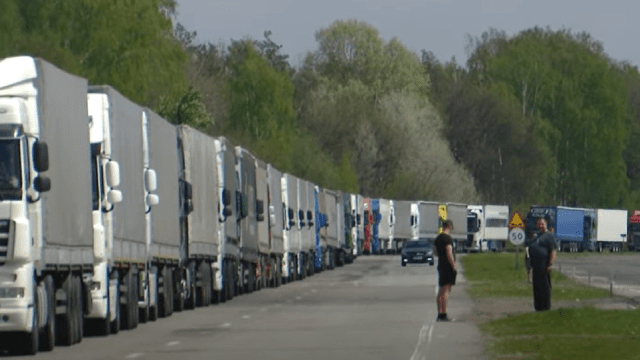 Черги вантажівок на кордоні