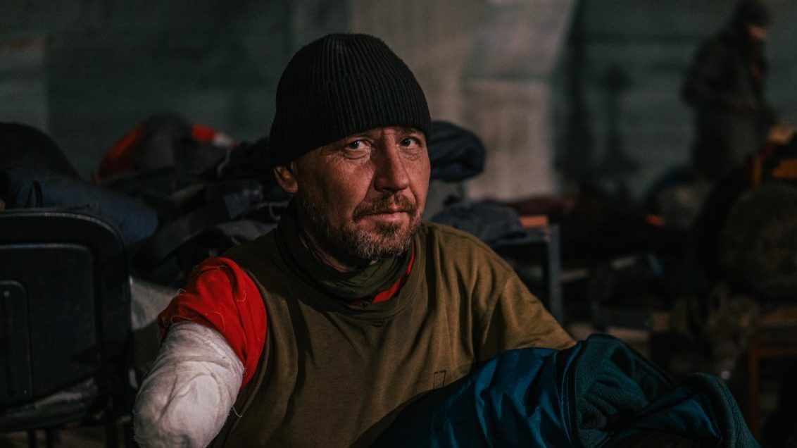 В антисанитарии, с открытыми ранами: Азов показал раненых бойцов в Мариуполе маріуполь