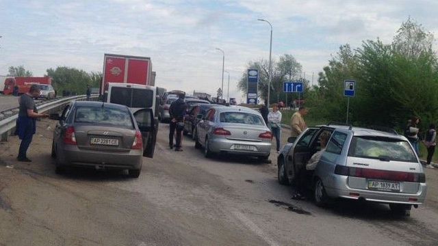 Чекали на пропуск три доби: до Запоріжжя пропустили евакуаційну колону з Маріуполя З Маріуполя до Запоріжжя пропустили понад 500 авто з цивільними