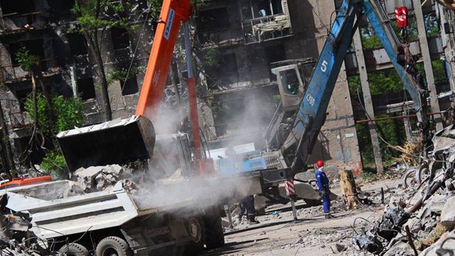 Маріуполь сьогодні: окупанти зносять будинки, не розбираючи завали