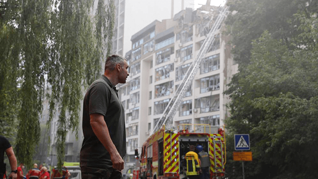 Ракетний удар по будинку у Києві: знайдено загиблого, 6 постраждали, рятувальні роботи тривають Ракетний удар до багатоповерхівці у Києві