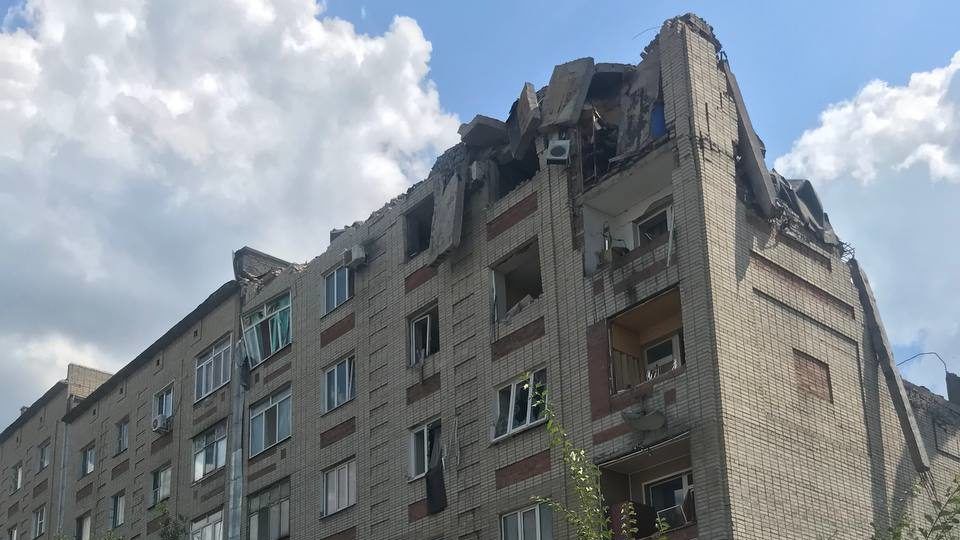Росіяни вдарили по житловому будинку у Торецьку – загинуло молоде подружжя Торецьк