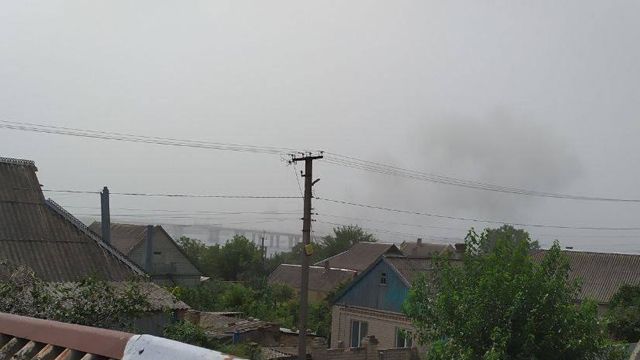 Місцеві повідомляють про 8-10 прильотів: по Антонівському мосту знову завдали ударів Антонівський міст удари