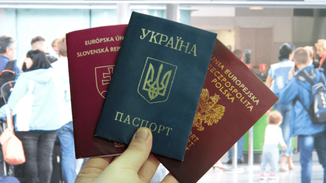 Дискусія буде гарячою: в Раду внесуть законопроєкти про подвійне громадянство паспорти України, Польщі та Словенії