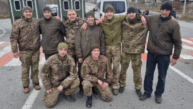 Захищали Маріуполь, ЧАЕС та острів Зміїний: додому повернули ще 12 українців