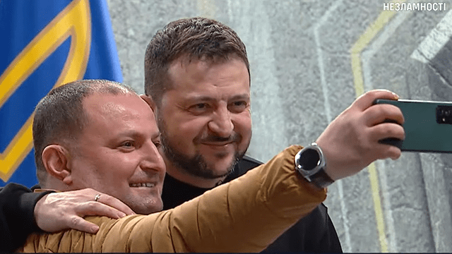 Селфі для сина: Зеленський сфотографувався з журналістом із Азербайджану під час пресконференції Зеленський сфотографувався з журналістом із Азербайджану під час пресконференції – ВІДЕО