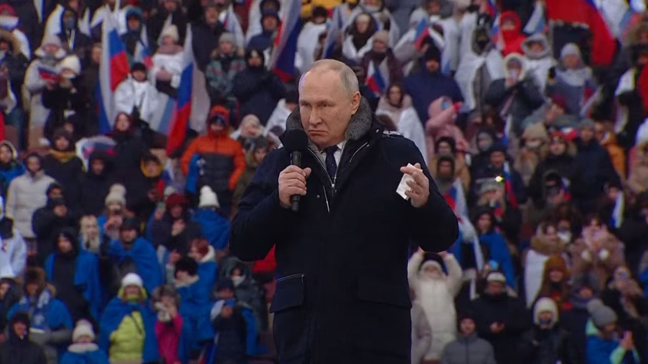 Путин не понимает, как проигрывать, и готовит россиян к “вечной войне” с Западом – Guardian путін