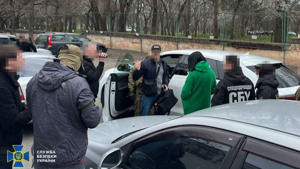 На отриманні хабаря у розмірі $4 тис.: в Одесі на корупції викрили суддю Фото 1 В Одесі СБУ та НАБУ піймали на гарячому суддю-хабарницю Фото 1