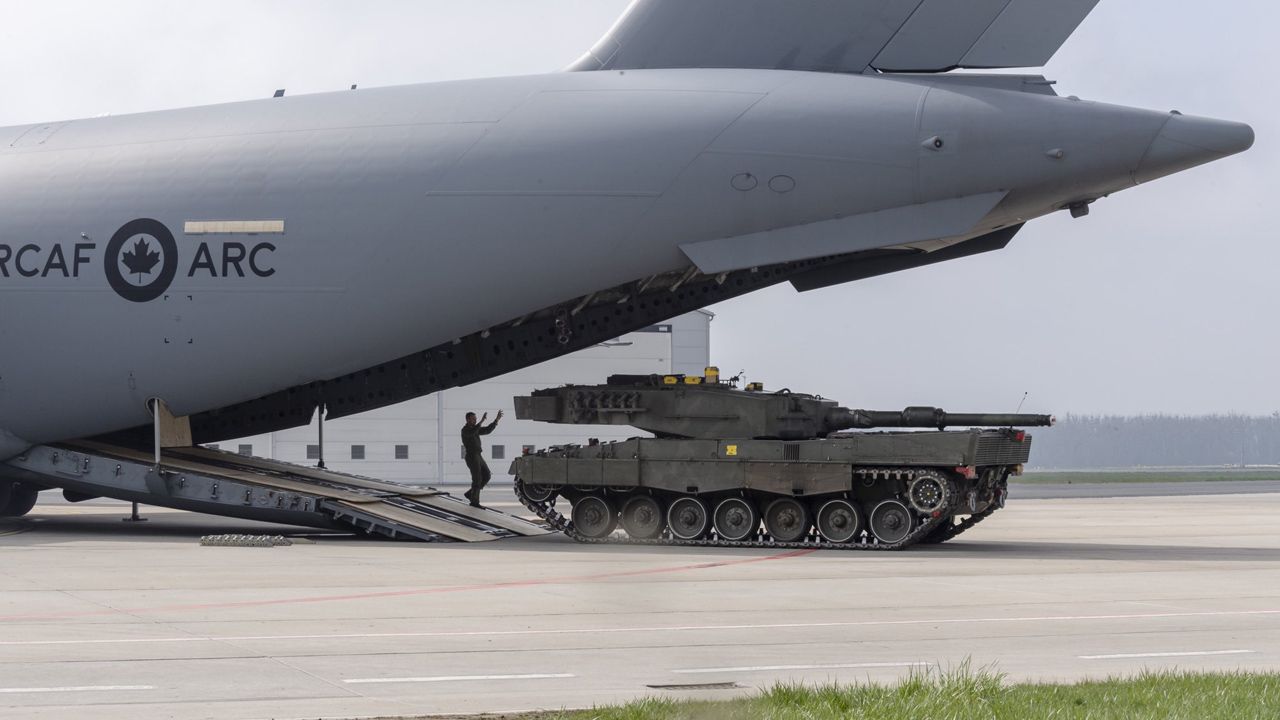 В Польшу из Канады прибыли восемь танков Leopard 2 для Украины Канада вже передала до Польщі усі танки Leopard 2, які обіцяла Україні