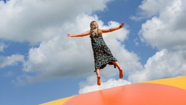 дівчинка на батуті