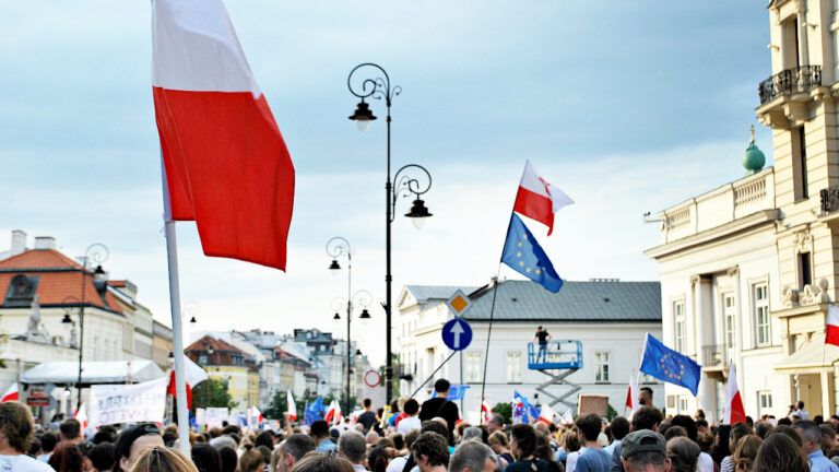 Около 300 тыс. человек вышли на митинг против власти в Варшаве