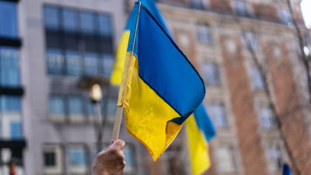 Понад 90% українців упевнені в перемозі, чверть вважають, що на це піде більше року Людина з прапором України