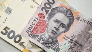 Чому не приходить зимова 1000 гривень: пояснення Мінсоцполітики гривня