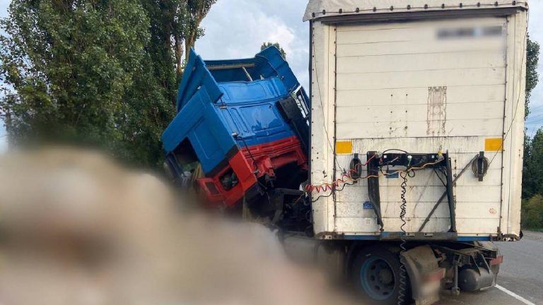 На Киевщине фура влетела в блокпост: что известно