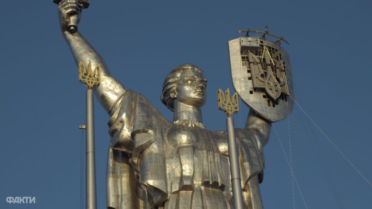 Герб України на монументі Батьківщина-мати