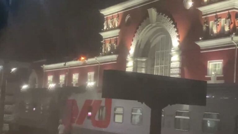 Вночі у російському Курську прогриміли вибухи, на вокзалі спалахнула пожежа