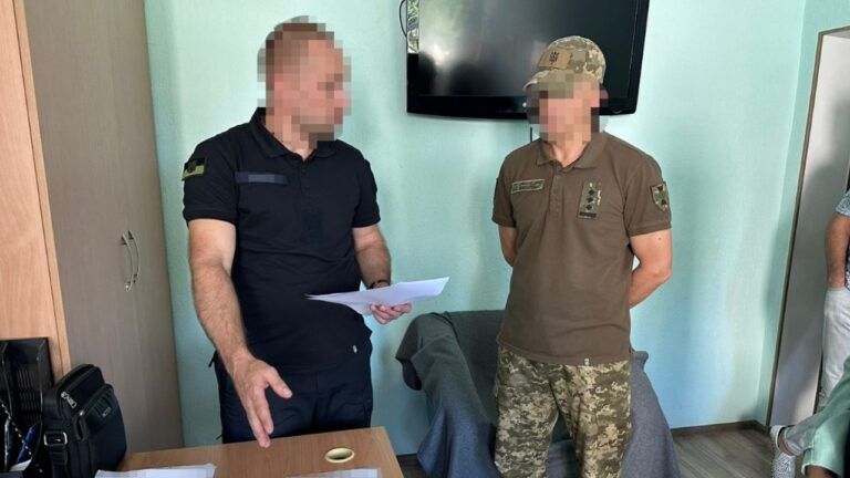 Командир частини безпідставно нарахував військовим 5,4 млн грн