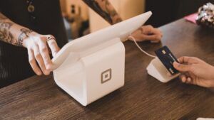 Почему банк может заблокировать карту: распространенные причины