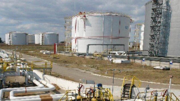 У Феодосії пролунали вибухи 10 листопада 2023 — уламки дронів впали на нафтобазу